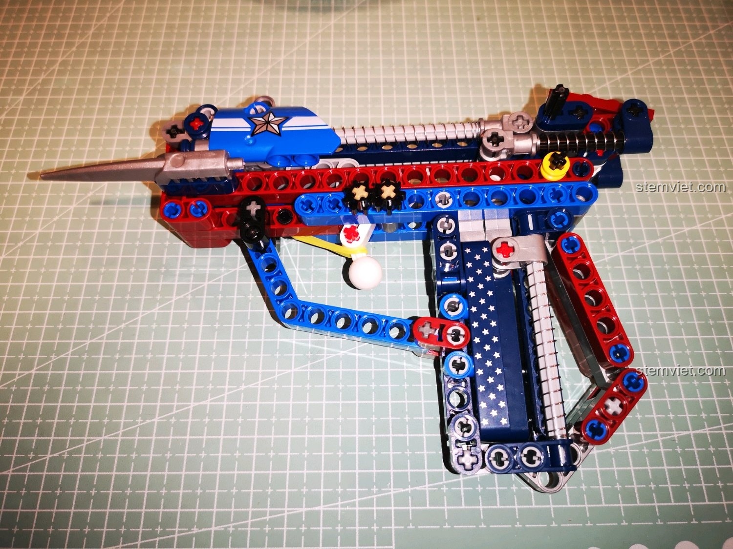 Lắp thêm các chi tiết trang trí cho súng Captain America SY 7018C.
