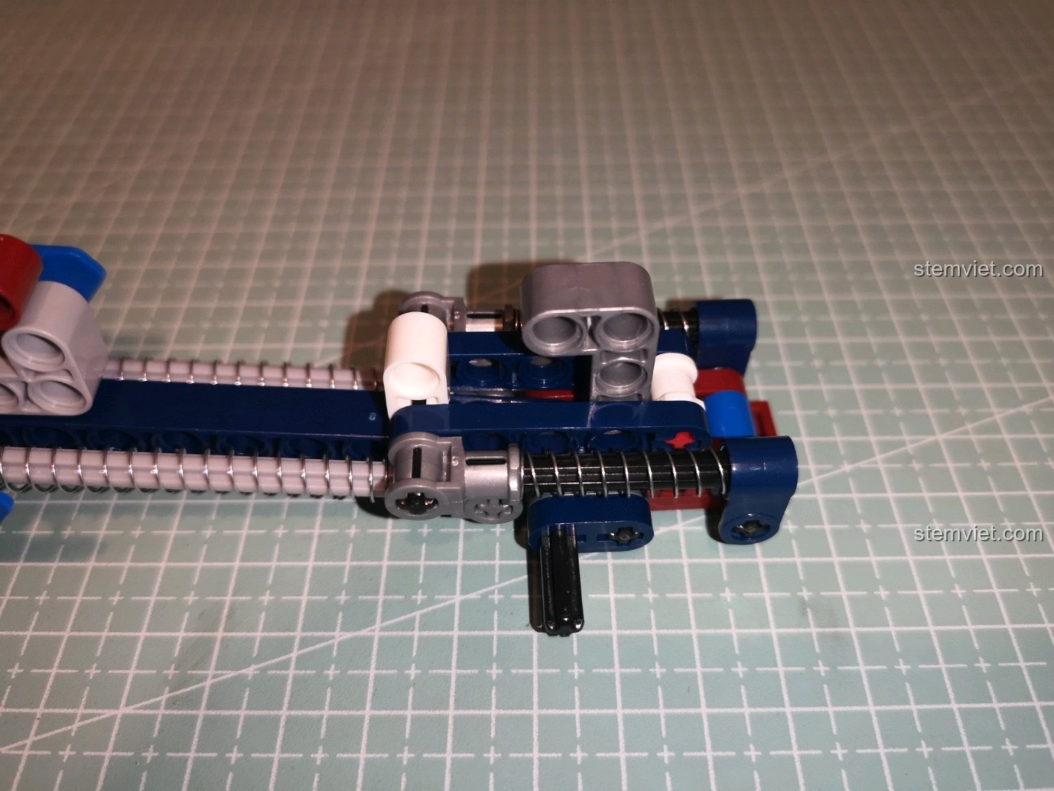 Lắp đặt cơ chế cò súng vào thân chính của mô hình SY 7018C.