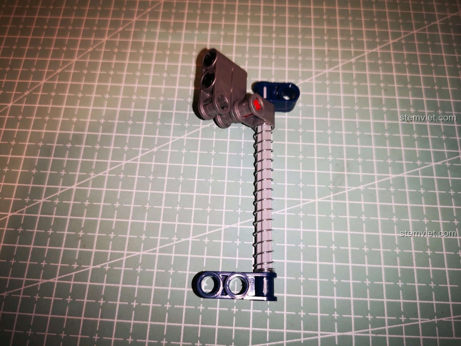 Lắp đặt cơ chế lò xo cho súng đồ chơi SY 7018C.