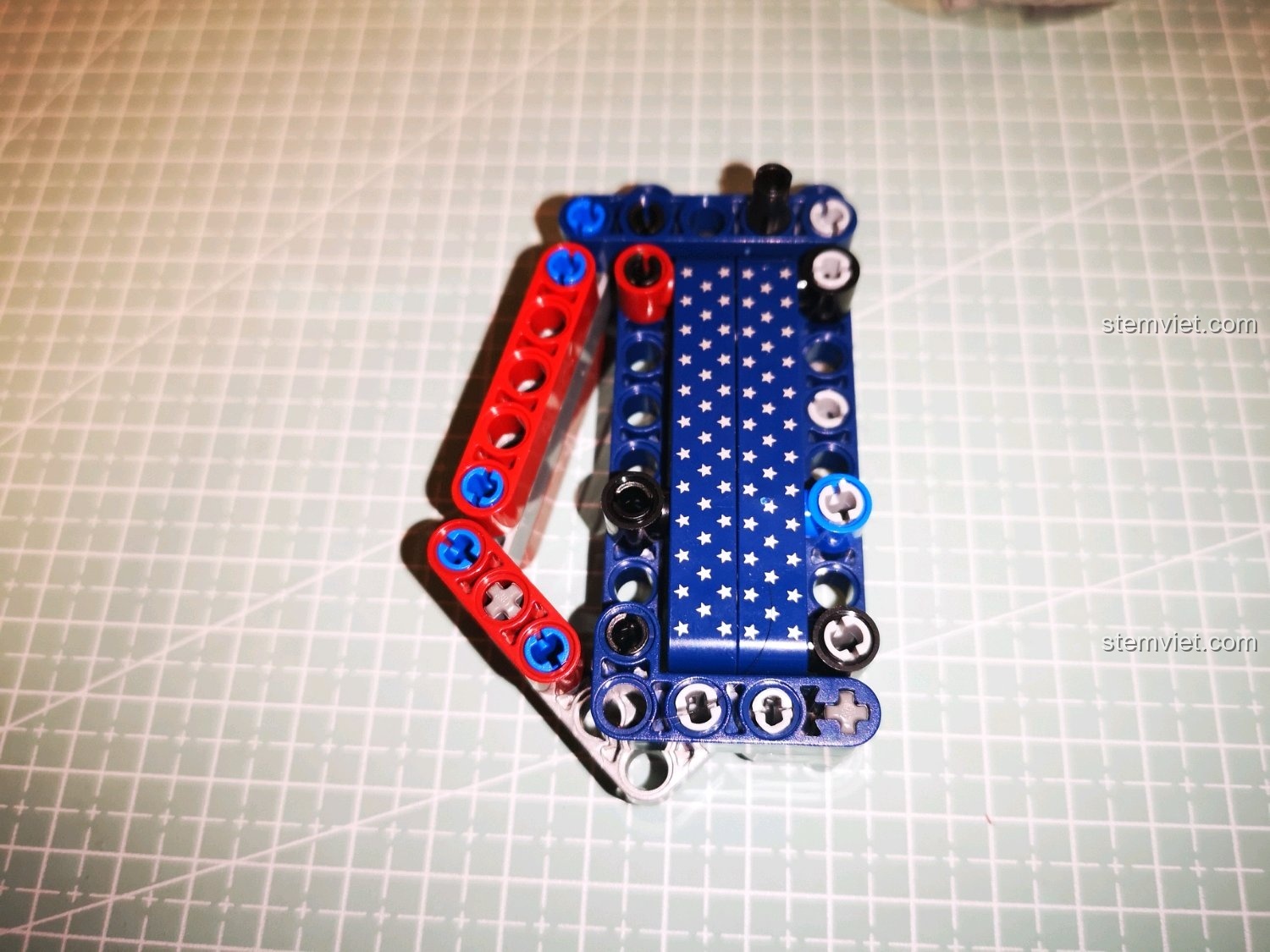 Lắp ráp phần tay cầm của súng Captain America SY 7018C.