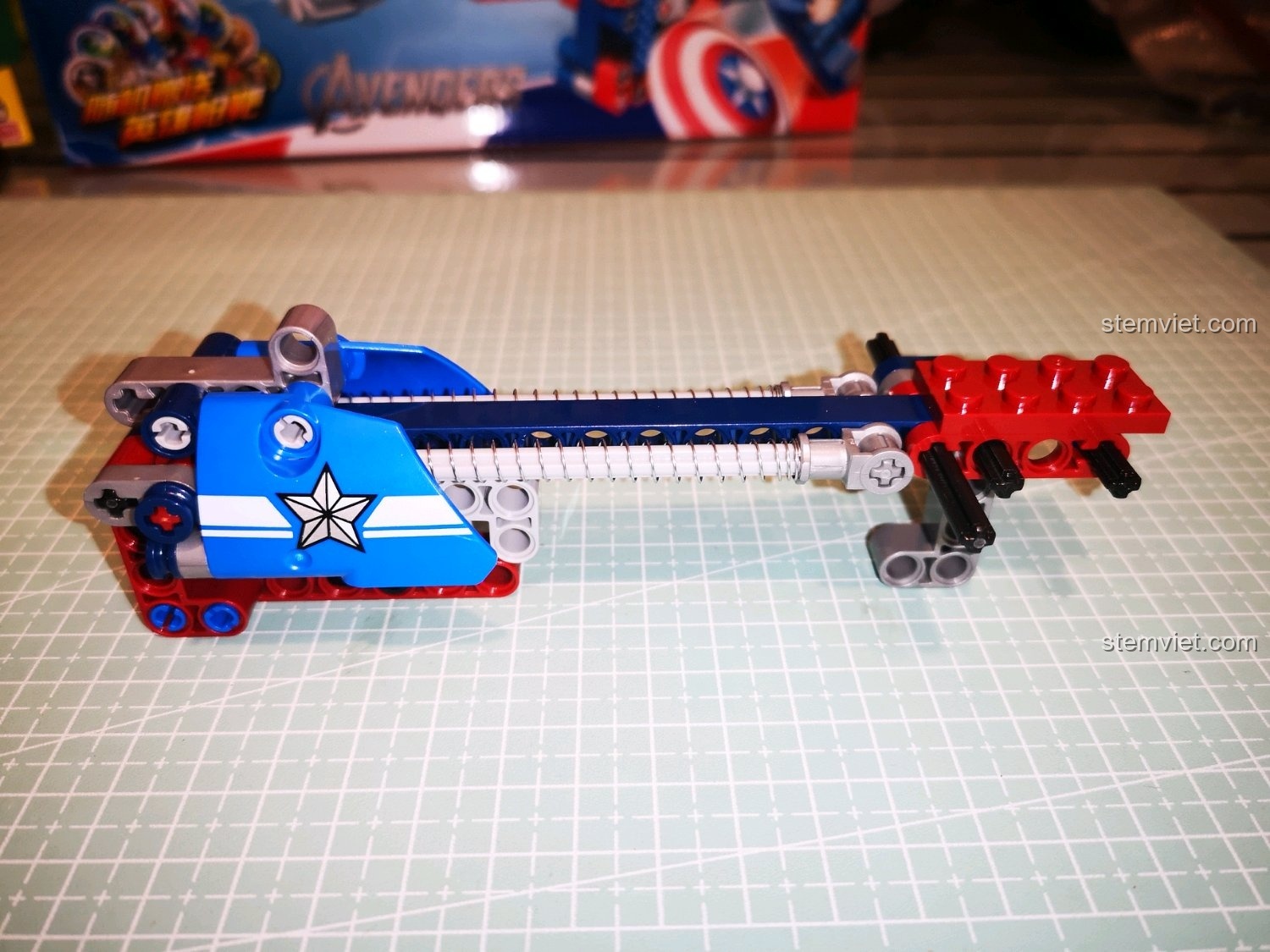 Lắp ráp phần thân trên của súng đồ chơi SY 7018C.