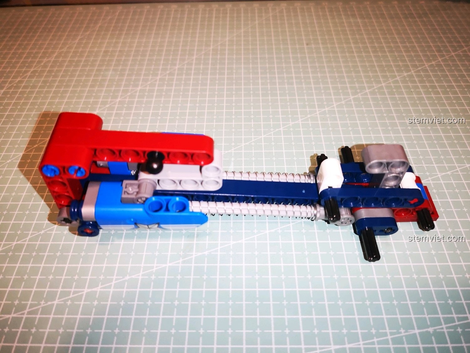 Lắp ráp phần thân trên của súng đồ chơi SY 7018C từ góc nhìn khác.