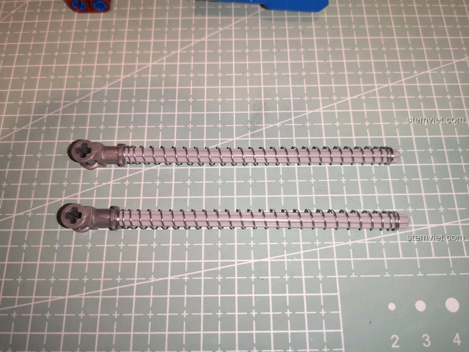 Chi tiết lò xo dài dùng cho cơ chế lên đạn của súng SY 7018C.