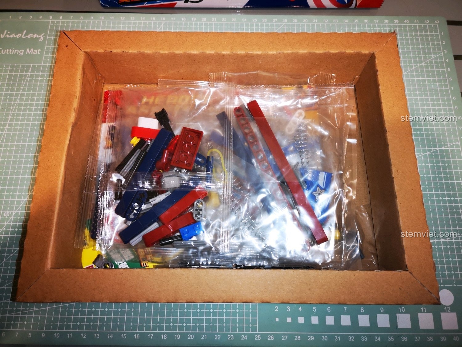 Mở hộp súng đồ chơi Captain America SY, các túi chi tiết được đóng gói cẩn thận.