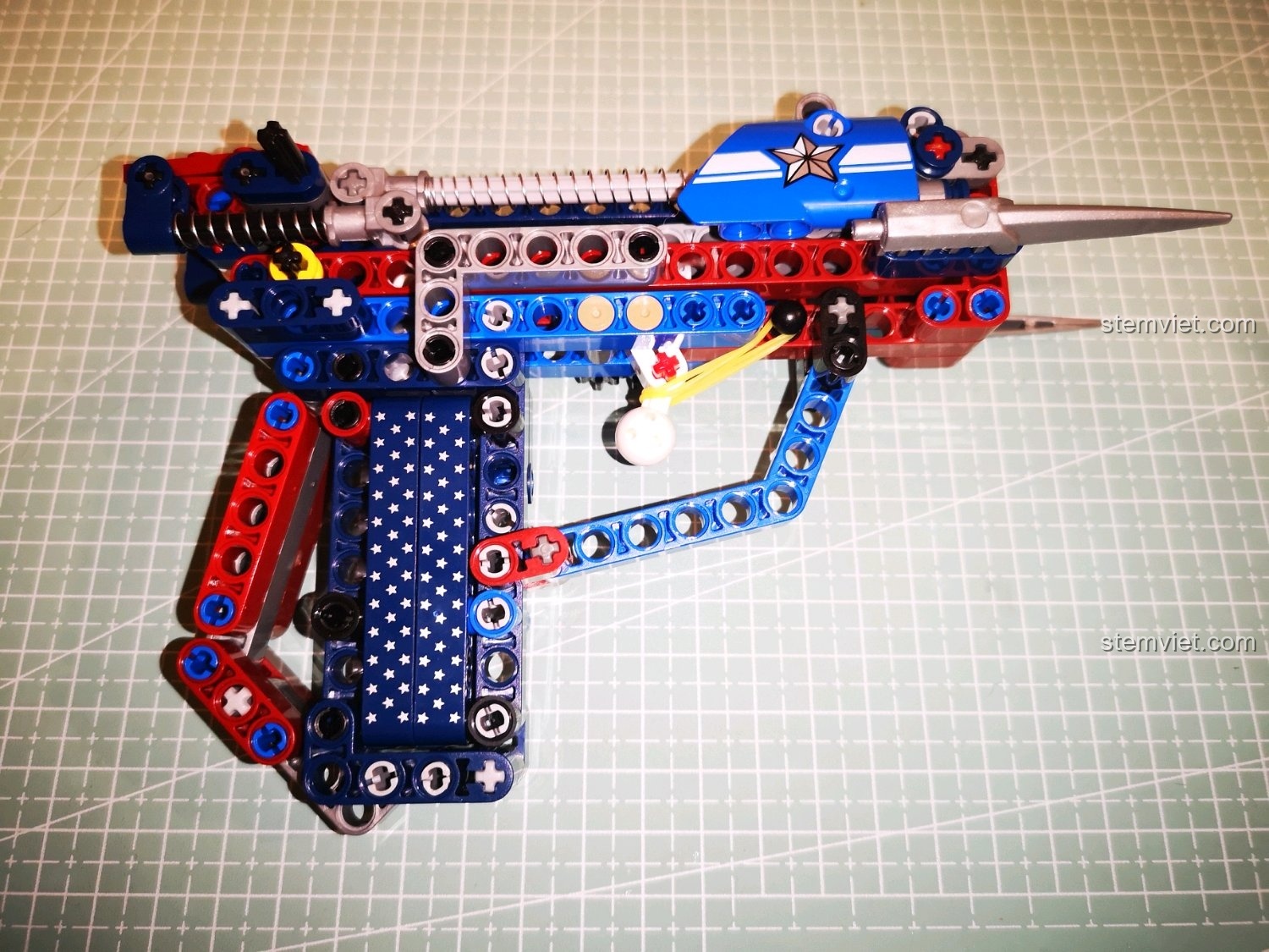 Lắp thêm các chi tiết trang trí cho súng Captain America SY 7018C.