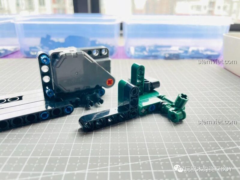 Lắp đặt phần cản sau và động cơ kéo lùi cho bộ xếp hình 8316.