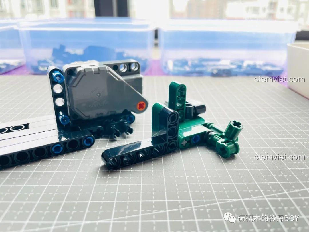 Lắp đặt phần cản sau và động cơ kéo lùi cho bộ xếp hình 8316.