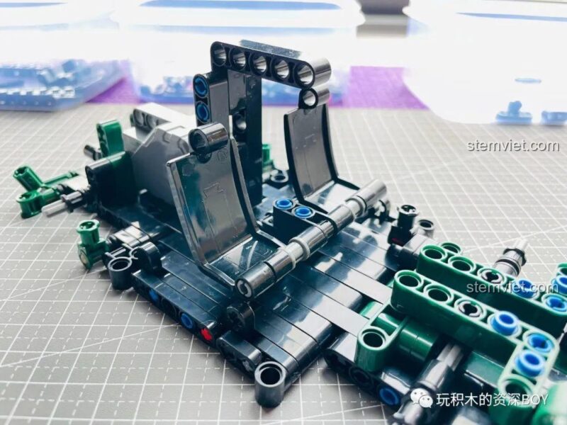 Lắp ráp phần ghế ngồi và khoang lái của Mô hình xe Mini Cooper cắm trại 8316.