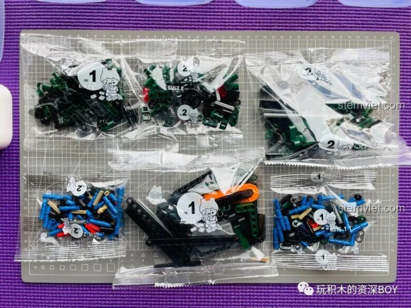 Các túi mảnh ghép được đánh số của bộ lắp ráp Xe Đua Mini Cắm Trại, giúp quá trình lắp ráp dễ dàng hơn.