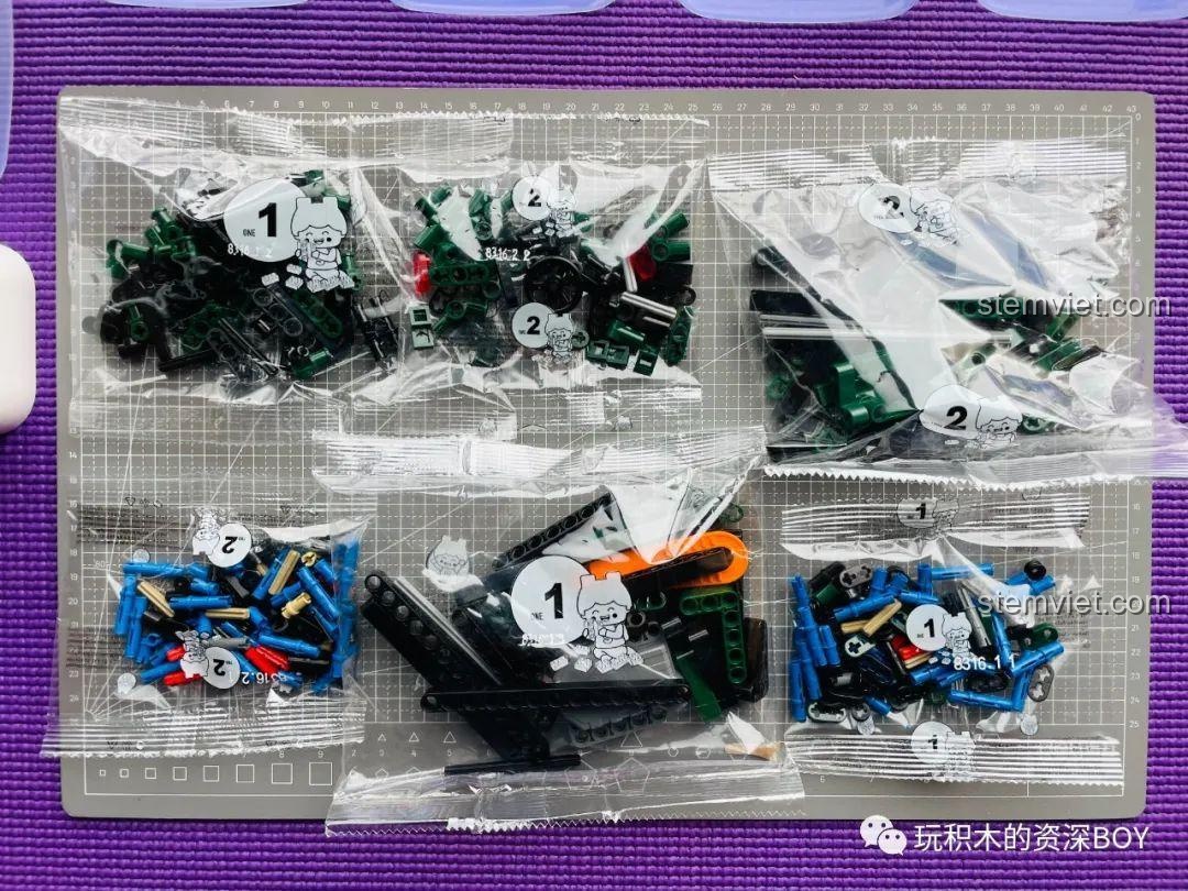 Các túi mảnh ghép được đánh số của bộ lắp ráp Xe Đua Mini Cắm Trại, giúp quá trình lắp ráp dễ dàng hơn.