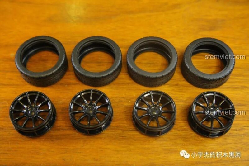 Cận cảnh phần thân xe của bộ đồ chơi mô hình Ferrari 488 GTE SY 8613, thể hiện các đường nét khí động học.