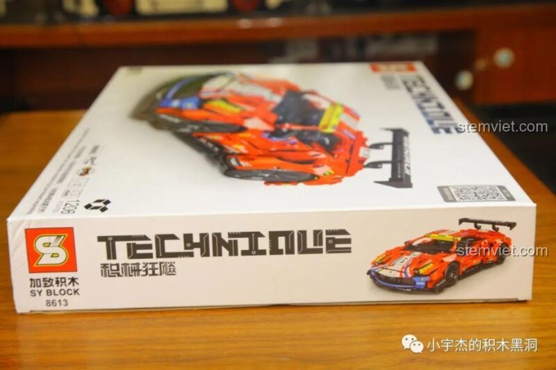 Kích thước mô hình xe đua Ferrari 488 GTE SY 8613 được in trên hộp, với chiều dài 339mm, chiều rộng 167mm và chiều cao 87mm.