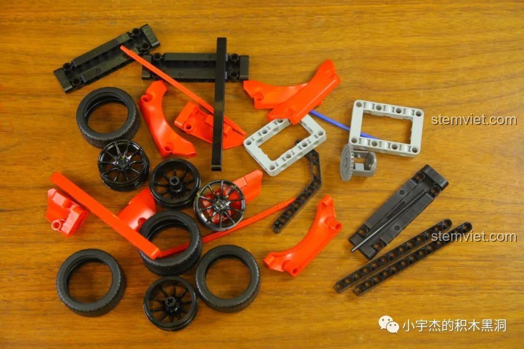 Túi linh kiện chung của bộ lắp ghép Ferrari 488 GTE SY 8613, chứa các mảnh ghép cơ bản và bánh xe.