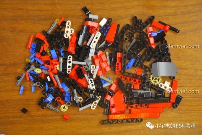 Các túi mảnh ghép được đánh số 2 của bộ đồ chơi mô hình Ferrari 488 GTE SY 8613, tiếp tục quá trình lắp ráp thân xe.