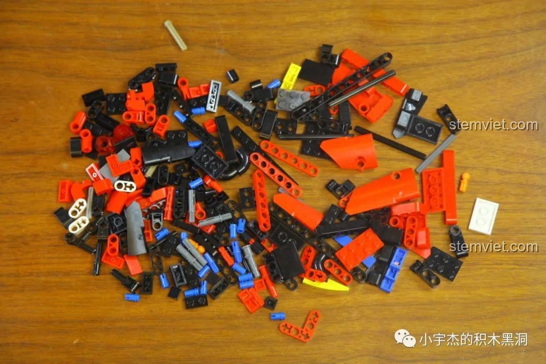 Các túi mảnh ghép được đánh số 4 của bộ đồ chơi mô hình Ferrari 488 GTE JiaZhi 8613, hoàn thiện phần thân xe và các chi tiết cuối cùng.