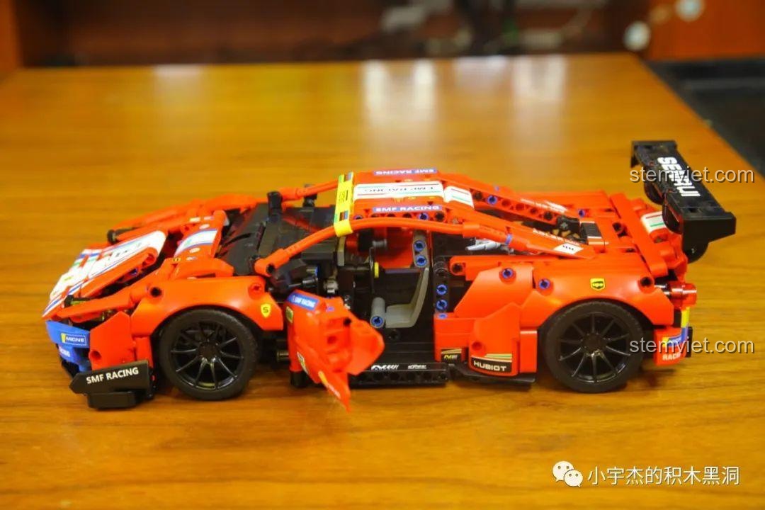 Mô hình xe đua Ferrari 488 GTE JiaZhi 8613 đã hoàn thành, nhìn từ bên hông, thể hiện thiết kế khí động học và các chi tiết decal.