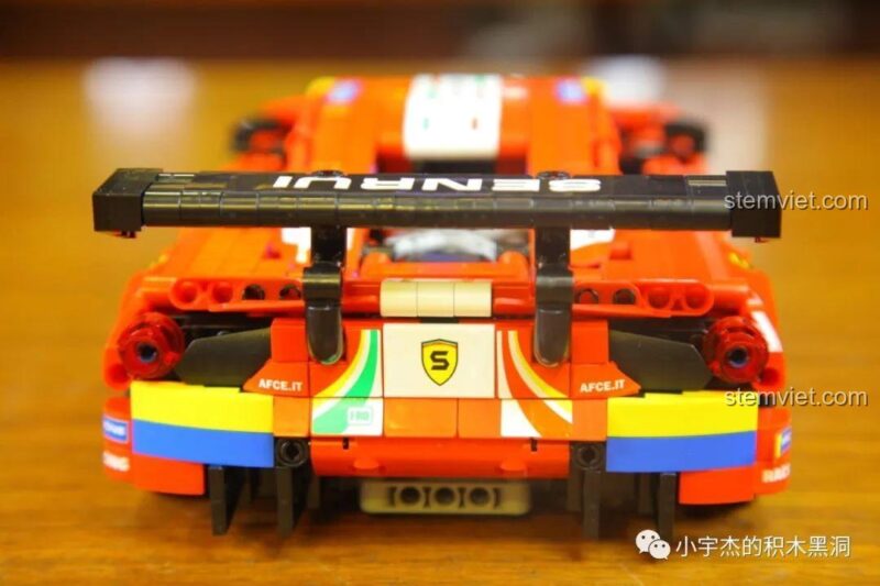 Mô hình xe đua Ferrari 488 GTE JiaZhi 8613 với khoang động cơ mở, lộ ra chi tiết động cơ bên trong.