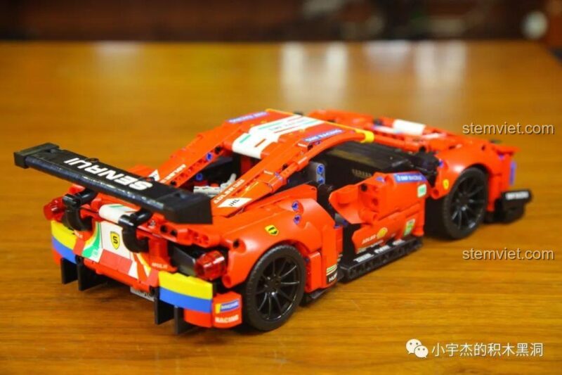 Mô hình xe đua Ferrari 488 GTE JiaZhi 8613 hoàn thành, nhìn từ bên hông còn lại, với các chi tiết decal được dán đầy đủ.
