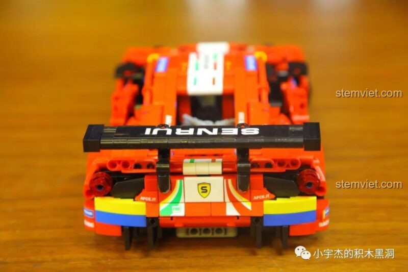 Mô hình xe đua Ferrari 488 GTE SY 8613 hoàn thành, nhìn trực diện từ phía sau, thể hiện thiết kế ống xả và bộ khuếch tán.