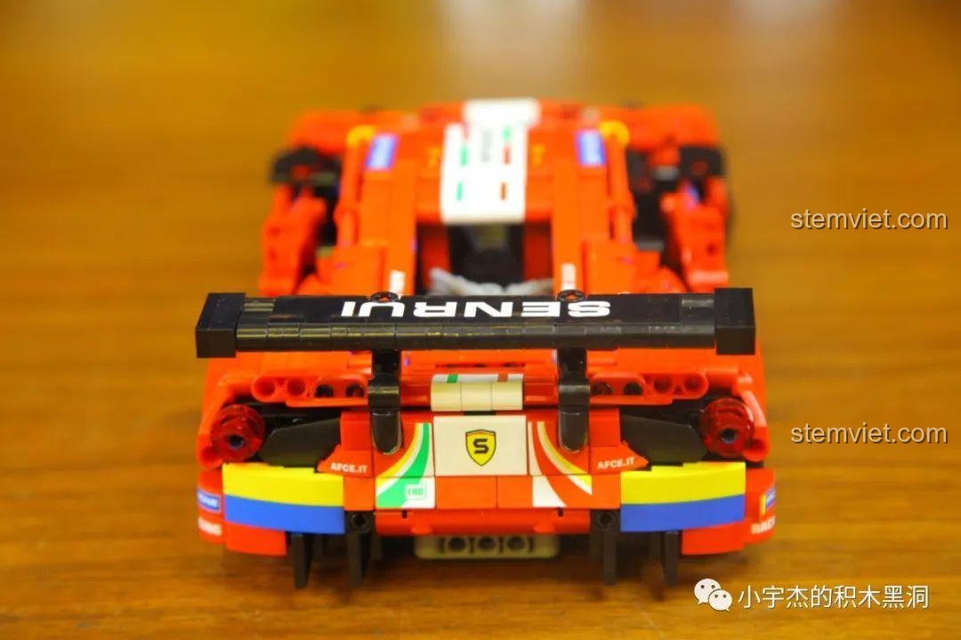 Mô hình xe đua Ferrari 488 GTE SY 8613 hoàn thành, nhìn trực diện từ phía sau, thể hiện thiết kế ống xả và bộ khuếch tán.