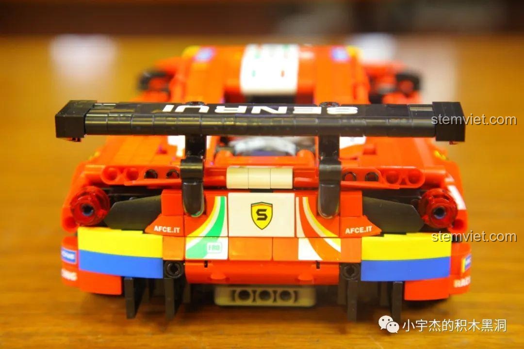 Mô hình xe đua Ferrari 488 GTE JiaZhi 8613 với khoang động cơ mở, lộ ra chi tiết động cơ bên trong.