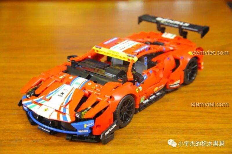 Cận cảnh bên hông mô hình xe đua Ferrari 488 GTE JiaZhi 8613, nổi bật các logo và chi tiết dán decal.