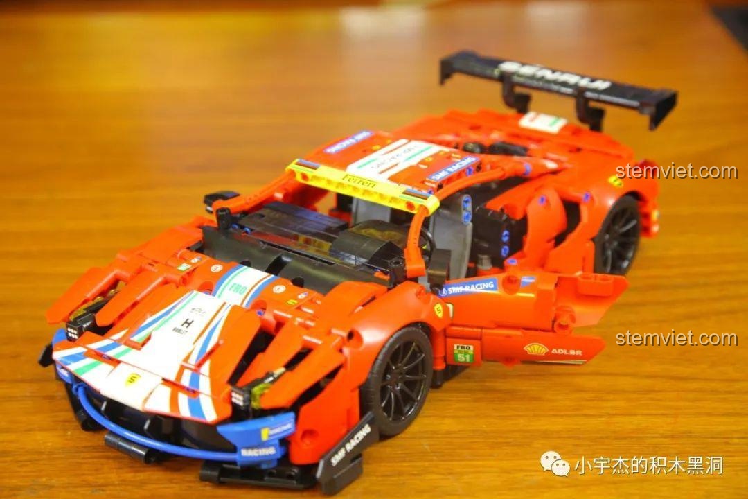 Mô hình xe đua Ferrari 488 GTE SY 8613 hoàn thành, nhìn từ góc trước, thể hiện vẻ ngoài mạnh mẽ và các đường nét thiết kế đặc trưng.
