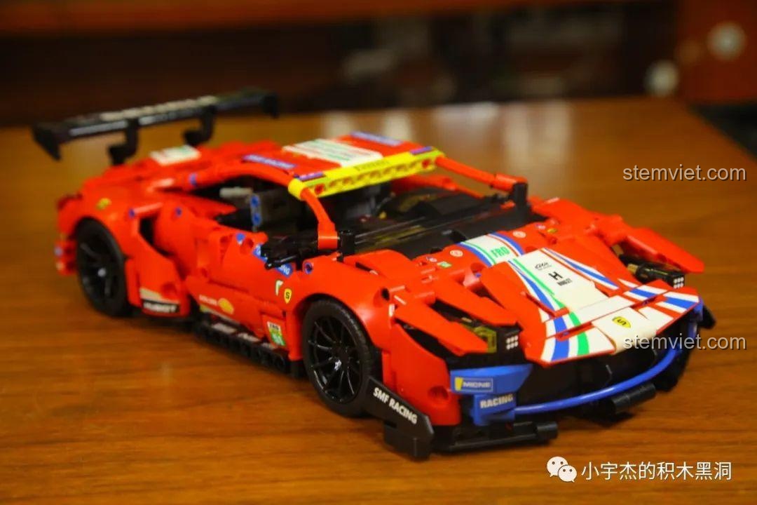 Mô hình xe đua Ferrari 488 GTE JiaZhi 8613 hoàn thành, nhìn từ góc thấp phía trước, tôn lên vẻ hầm hố của xe.