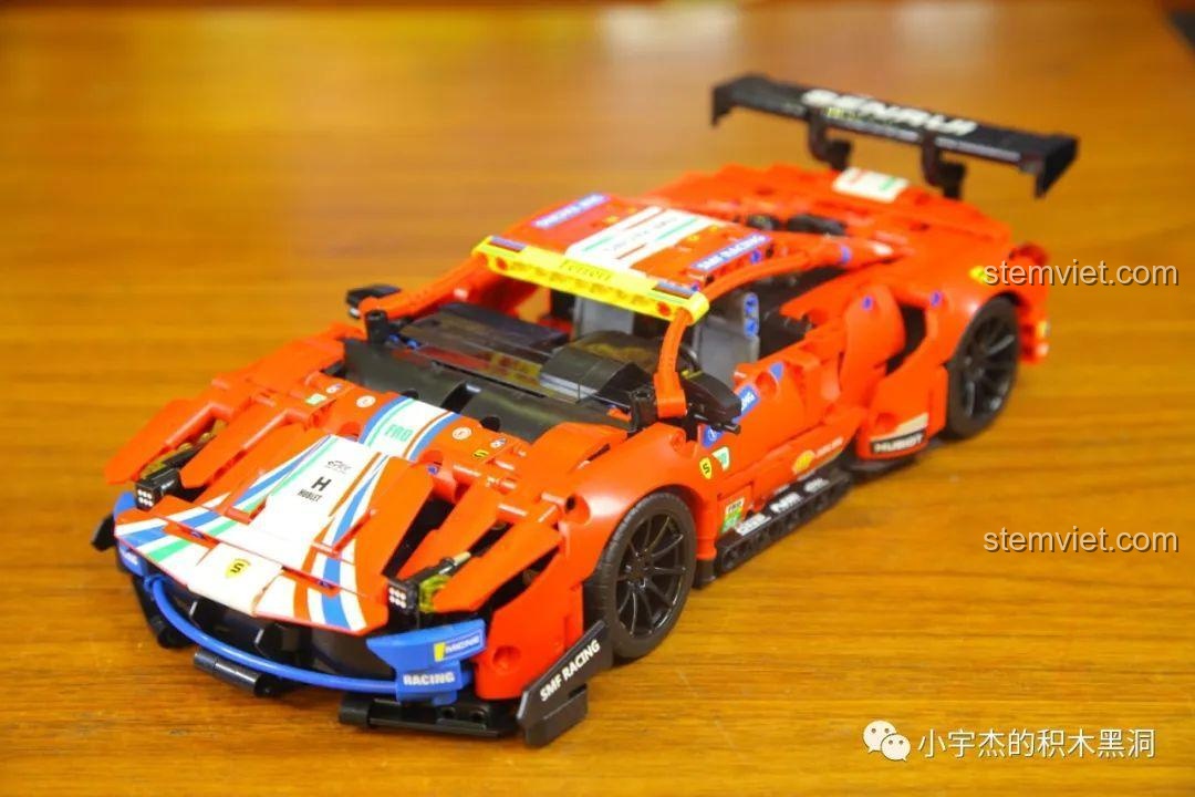 Cận cảnh bên hông mô hình xe đua Ferrari 488 GTE JiaZhi 8613, nổi bật các logo và chi tiết dán decal.