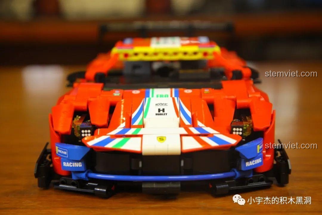 Mô hình xe đua Ferrari 488 GTE SY 8613 hoàn thành, nhìn trực diện từ phía trước, nổi bật phần đầu xe và các chi tiết đèn.