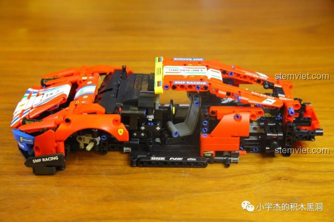 Cận cảnh động cơ của bộ lắp ghép Ferrari 488 GTE JiaZhi 8613, với các chi tiết được mô phỏng chân thực.