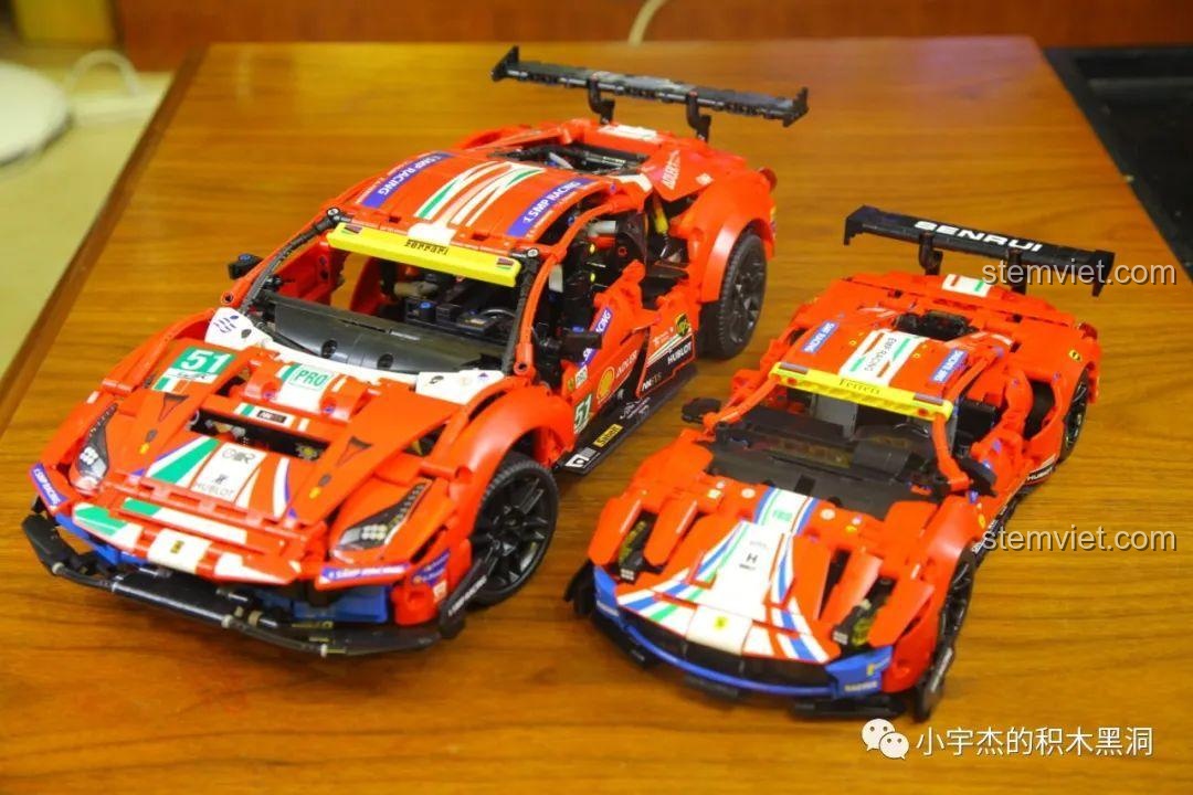Mô hình xe đua Ferrari 488 GTE JiaZhi 8613 với cửa mở, nhìn từ bên hông còn lại, cho thấy rõ hơn khoang lái.