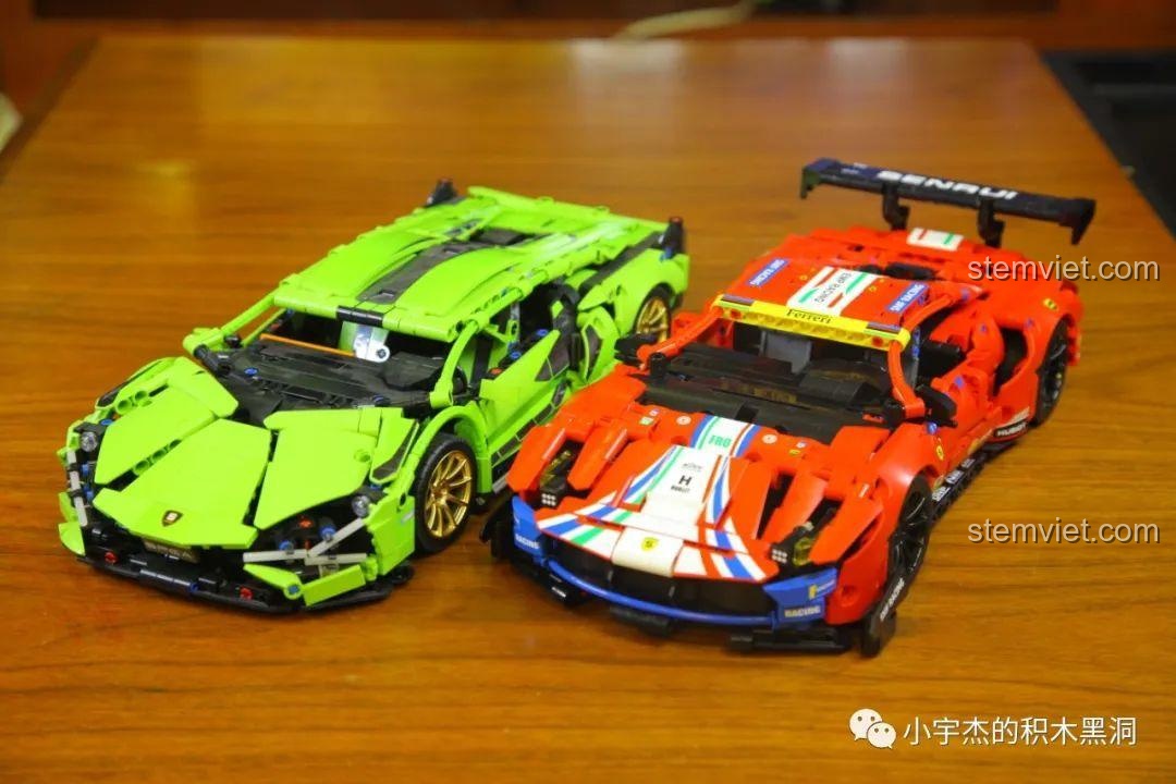 Mô hình xe đua Ferrari 488 GTE JiaZhi 8613 so sánh với một mô hình xe màu vàng khác, thể hiện sự đa dạng trong bộ sưu tập.