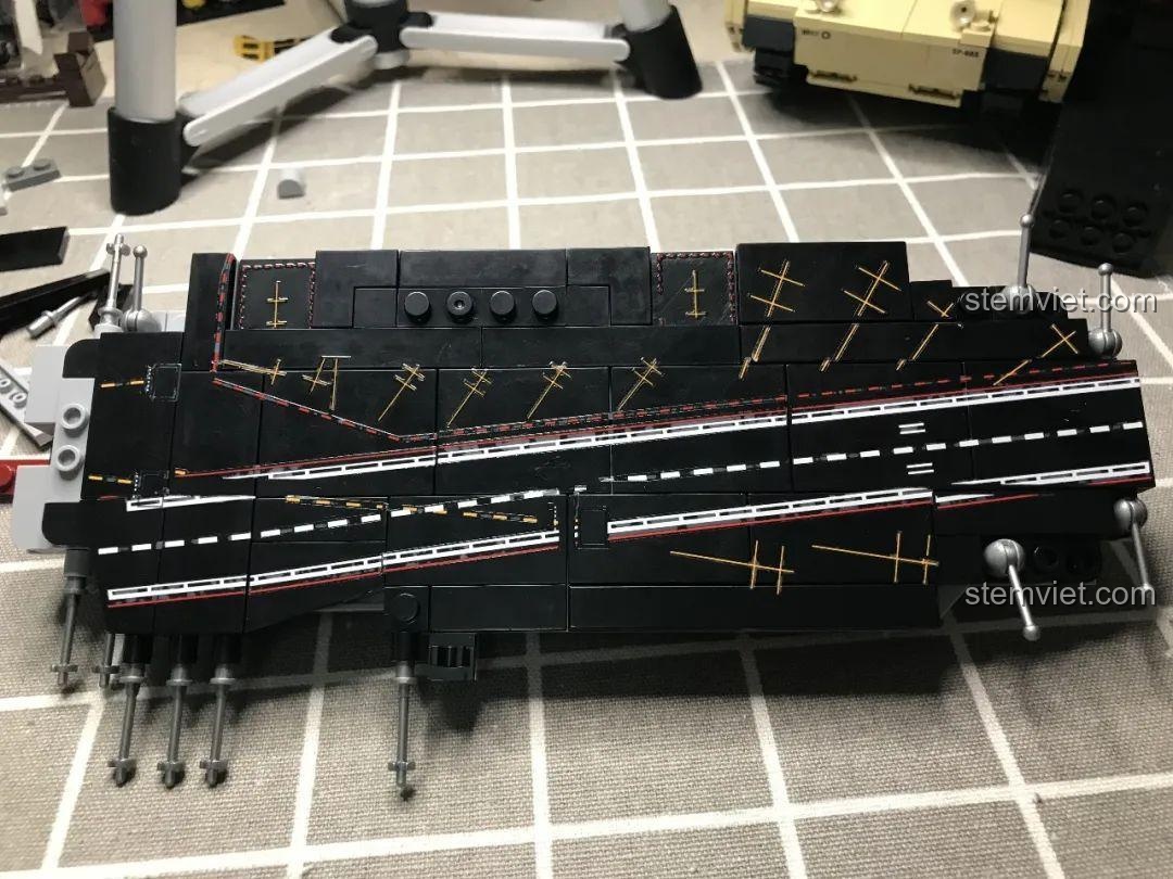 Hoàn thiện boong tàu của bộ lắp ghép Tàu Sân Bay Liêu Ninh SY Block 1563 với các chi tiết decal, màu sắc chủ đạo đen.