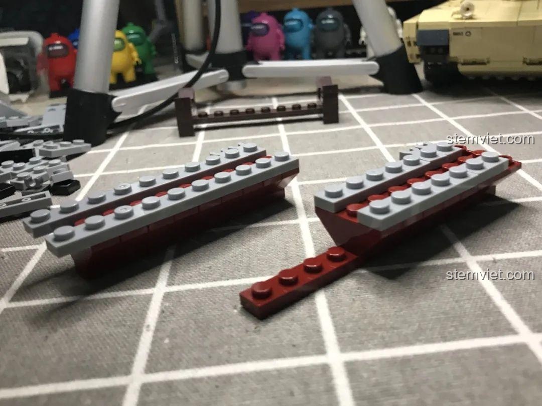 Đế trưng bày chắc chắn cho mô hình Tàu Sân Bay Liêu Ninh SY Block 1563, dễ dàng lắp đặt.