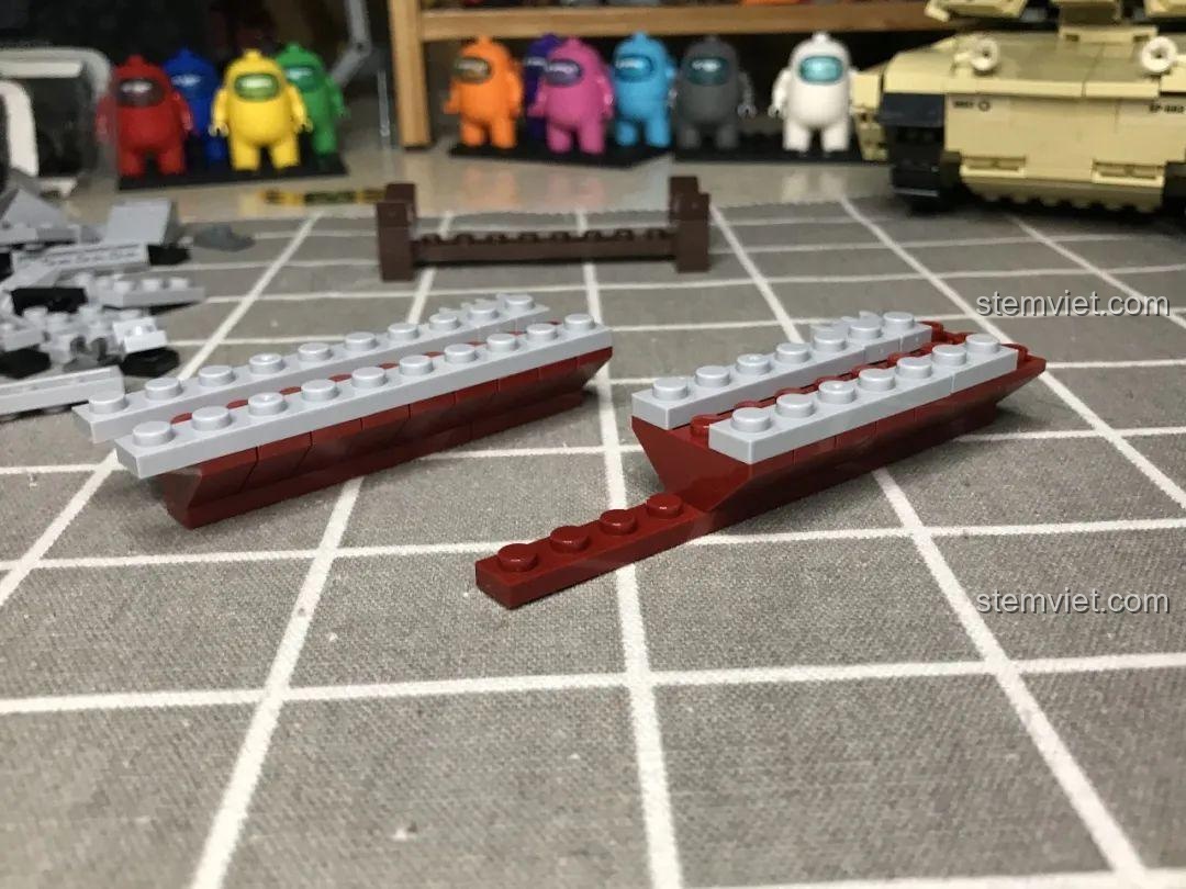 Bắt đầu lắp ráp phần thân tàu của bộ đồ chơi Tàu Sân Bay Liêu Ninh SY Block 1563, các mảnh ghép khớp nối tốt.