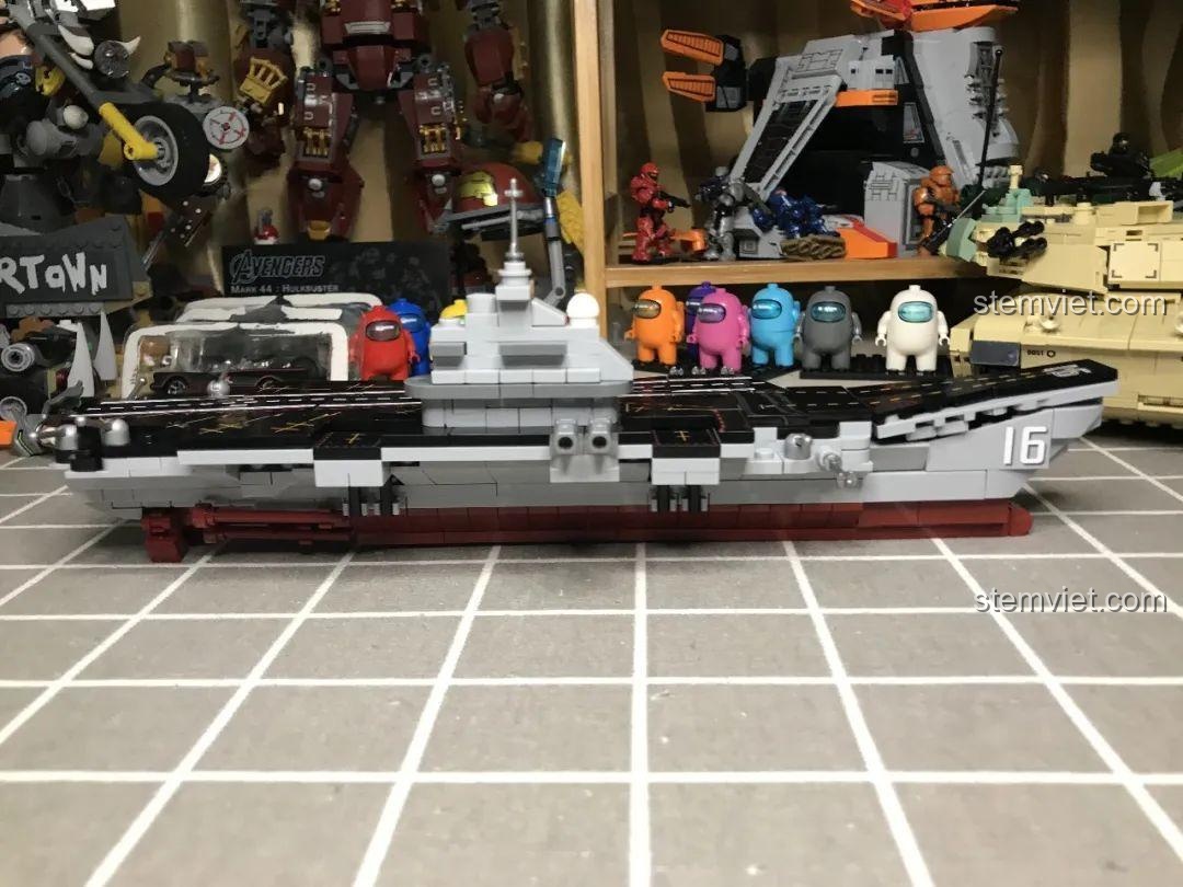 Ba minifigures Thuyền trưởng, Hải quân, Nhân viên bảo trì đi kèm bộ lắp ghép Tàu Sân Bay Liêu Ninh SY Block 1563, chi tiết cao.