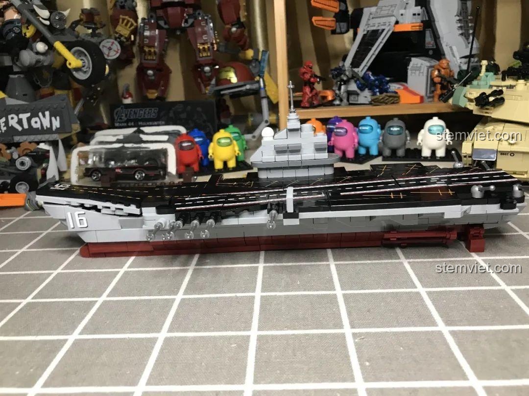 Minifigures từ bộ lắp ráp Tàu Sân Bay Liêu Ninh SY Block 1563 nhìn từ bên cạnh, trang phục chi tiết.