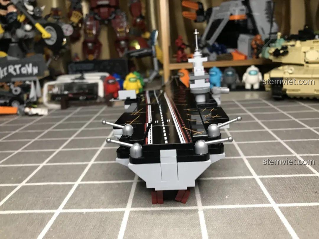 Mặt sau của các minifigures trong bộ đồ chơi Tàu Sân Bay Liêu Ninh SY Block 1563, thể hiện độ hoàn thiện.