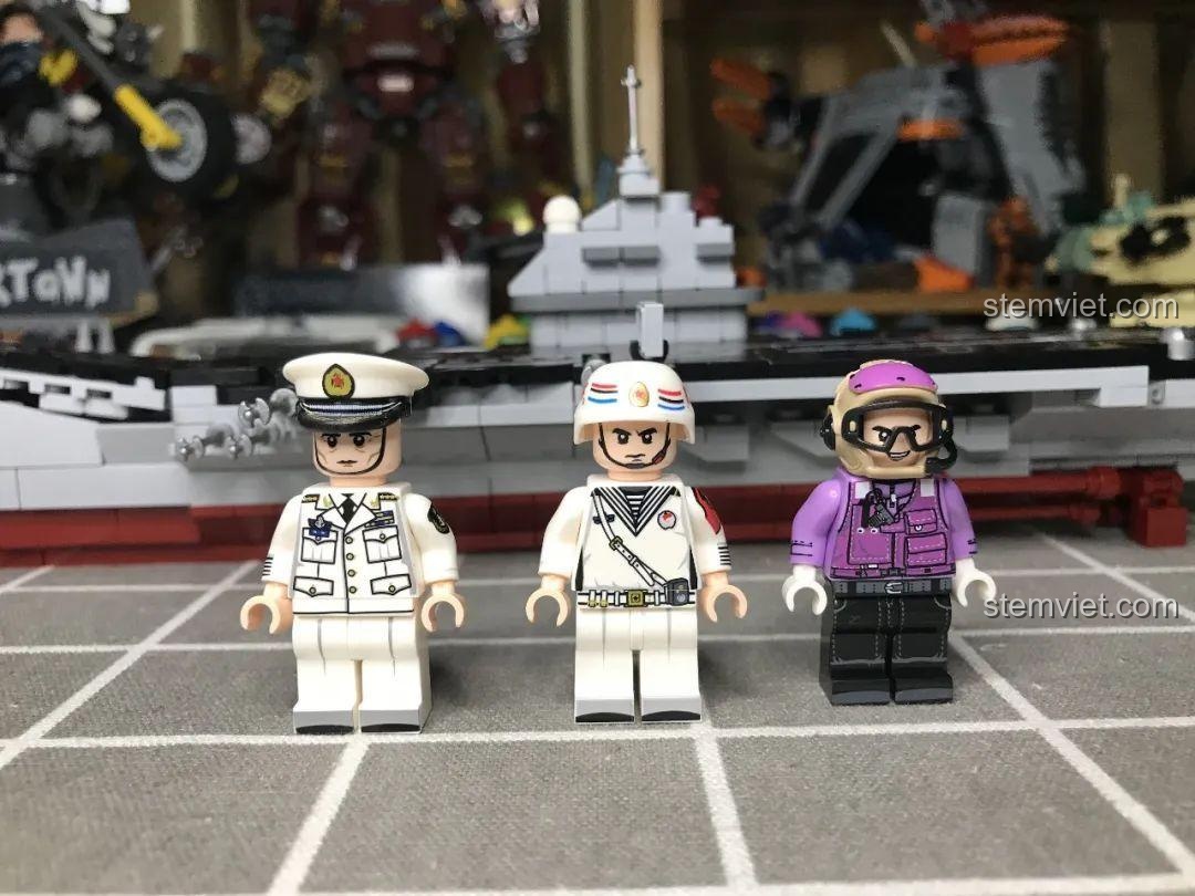 So sánh minifigures từ bộ đồ chơi Tàu Sân Bay Liêu Ninh SY Block 1563 với minifigure từ bộ lớn hơn, chất lượng tốt.
