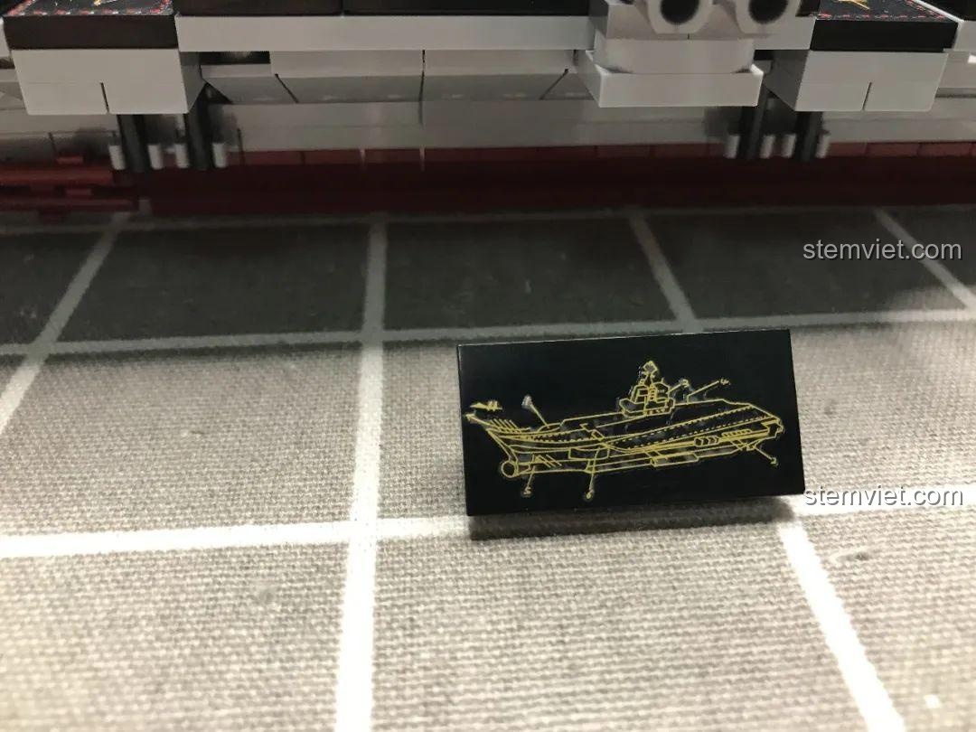 Mô hình Tàu Sân Bay Liêu Ninh SY Block 1563 hoàn chỉnh trên đế trưng bày, sẵn sàng cho bé trai khám phá.