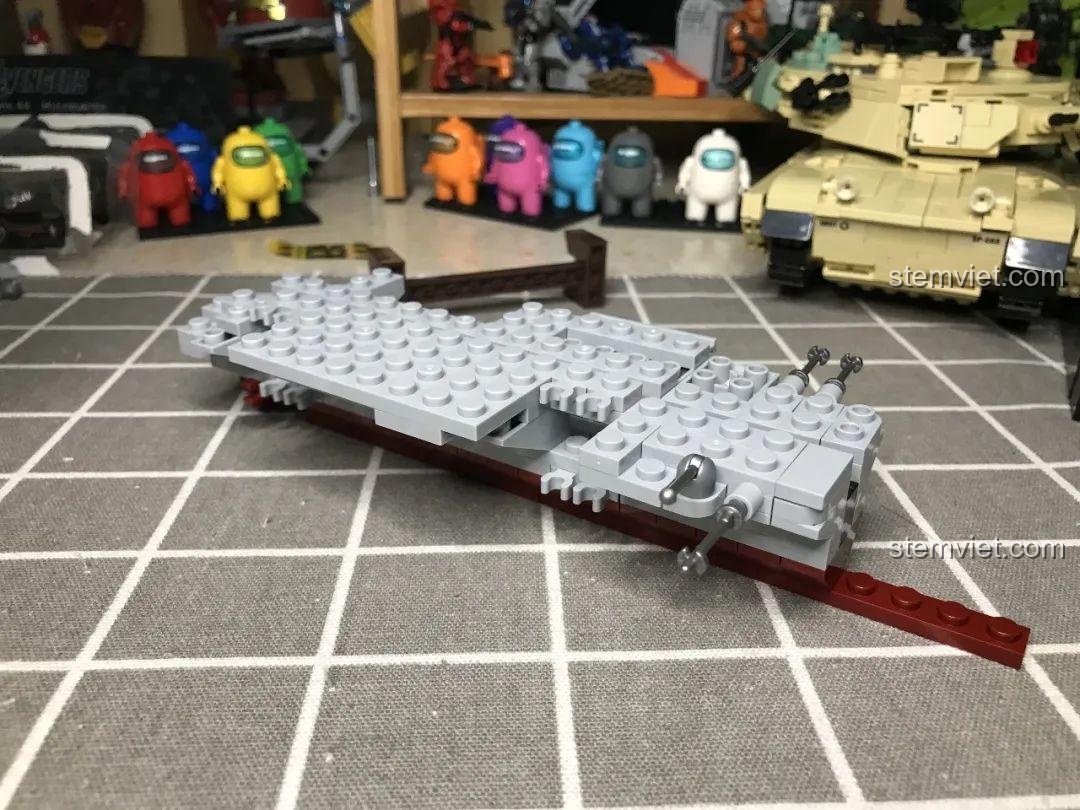 Cận cảnh sàn đáp nâng hạ của mô hình Tàu Sân Bay Liêu Ninh SY Block 1563, tính năng đặc biệt hấp dẫn bé trai.