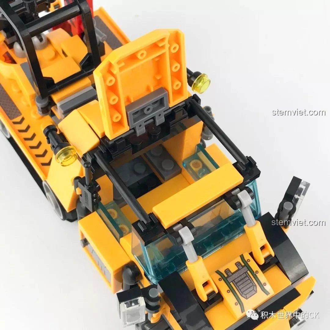 Buồng lái bên trong xe bán xích cứu hộ rừng rậm SY SD9548, với không gian rộng rãi cho minifigure.