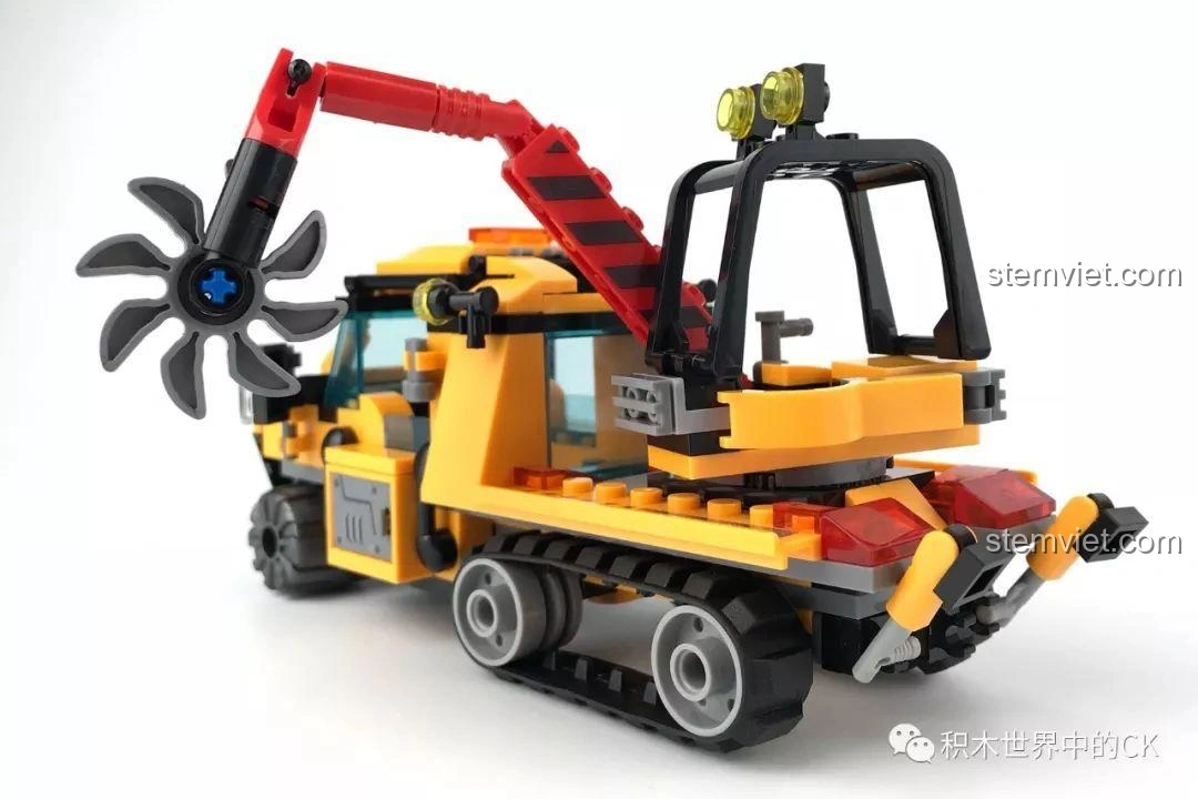 Cánh tay cẩu và lưỡi cưa của xe bán xích cứu hộ rừng rậm SY SD9548, thể hiện tính năng hoạt động.