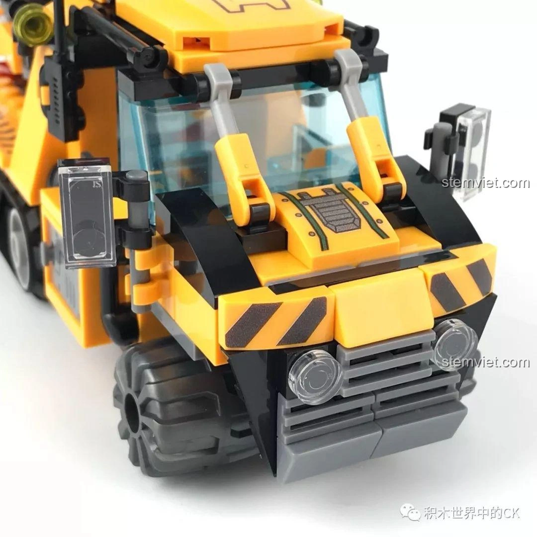 Cận cảnh phần đầu xe bán xích cứu hộ rừng rậm SY SD9548, với đèn pha và lưới tản nhiệt chi tiết.