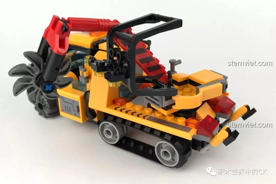 Cận cảnh lưỡi cưa của xe bán xích cứu hộ rừng rậm SY SD9548, với khả năng xoay linh hoạt.