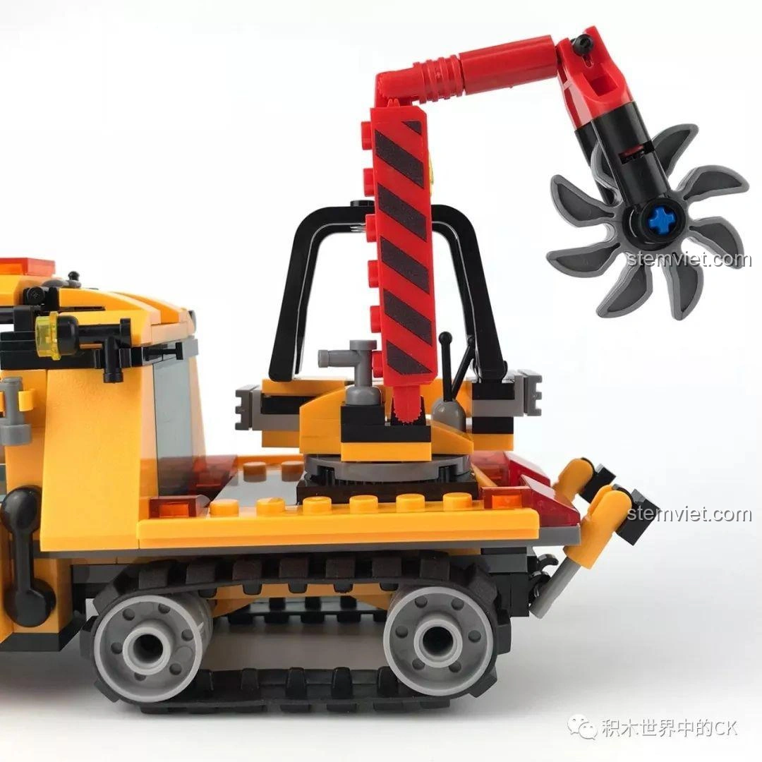 Lưỡi cưa phía sau xe bán xích cứu hộ rừng rậm SY SD9548, có khả năng xoay để dọn dẹp chướng ngại vật.