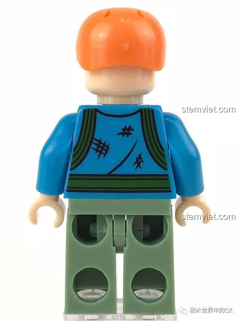 Mặt sau của minifigure Forest Explorer trong bộ SY SD9548 Xe Bán Xích Cứu Hộ Rừng Rậm, với các chi tiết in ấn.