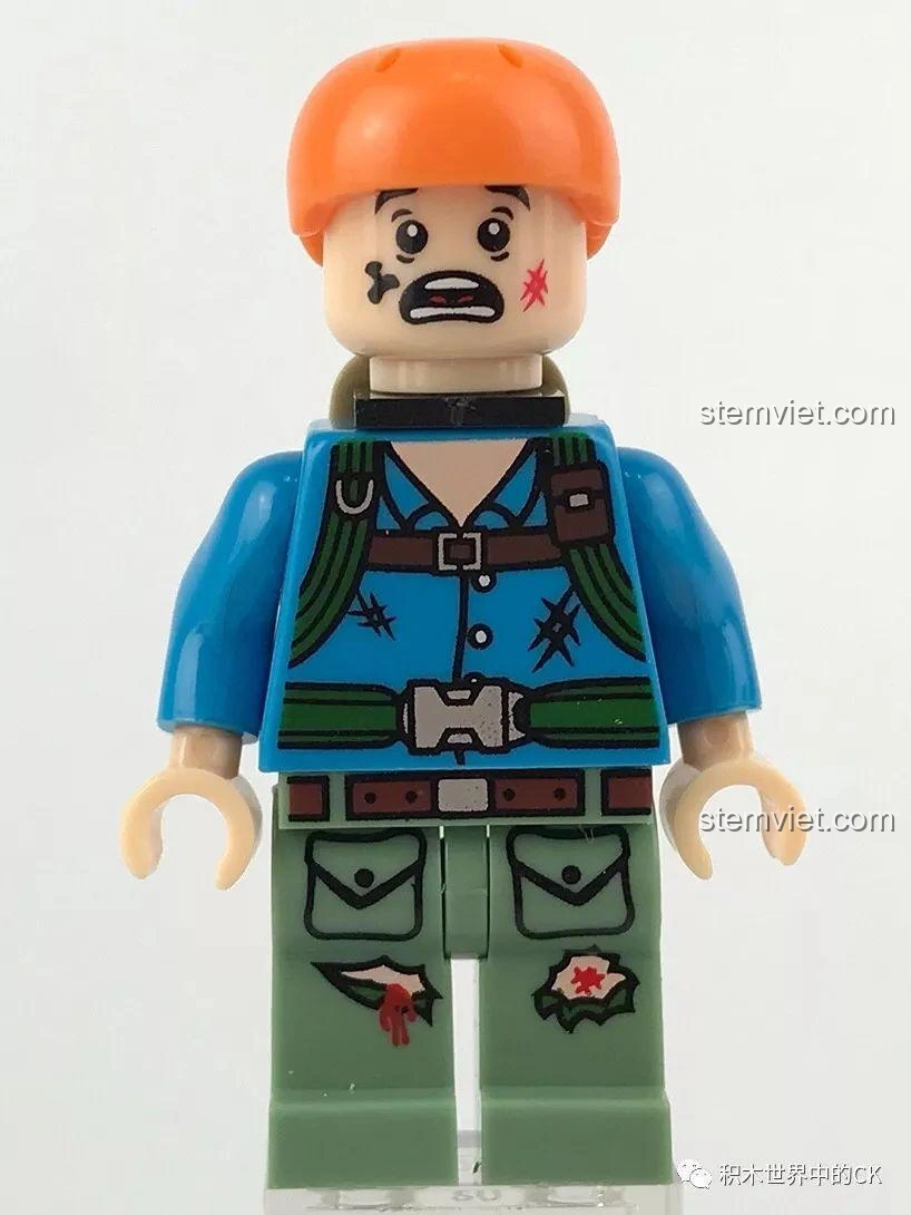 Cận cảnh minifigure Forest Explorer từ bộ SY SD9548 Xe Bán Xích Cứu Hộ Rừng Rậm, với chi tiết in ấn sắc nét.