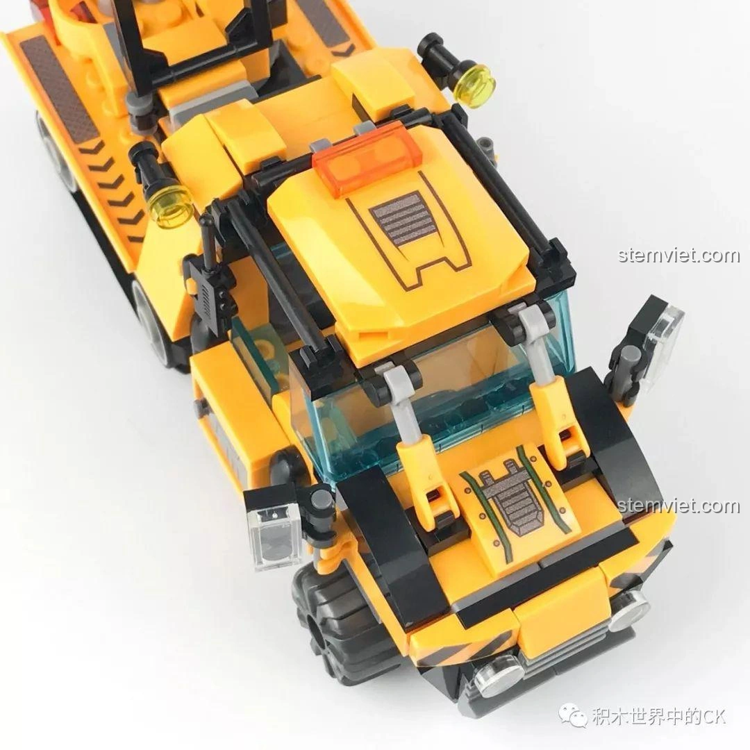 Nóc xe bán xích cứu hộ rừng rậm SY SD9548 có thể mở ra, lộ ra buồng lái bên trong.